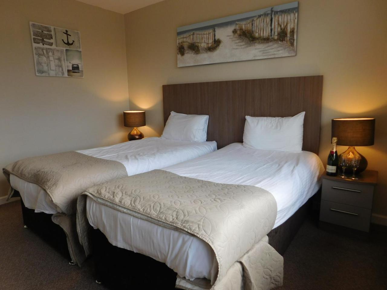 Cullen Bay Hotel Bagian luar foto
